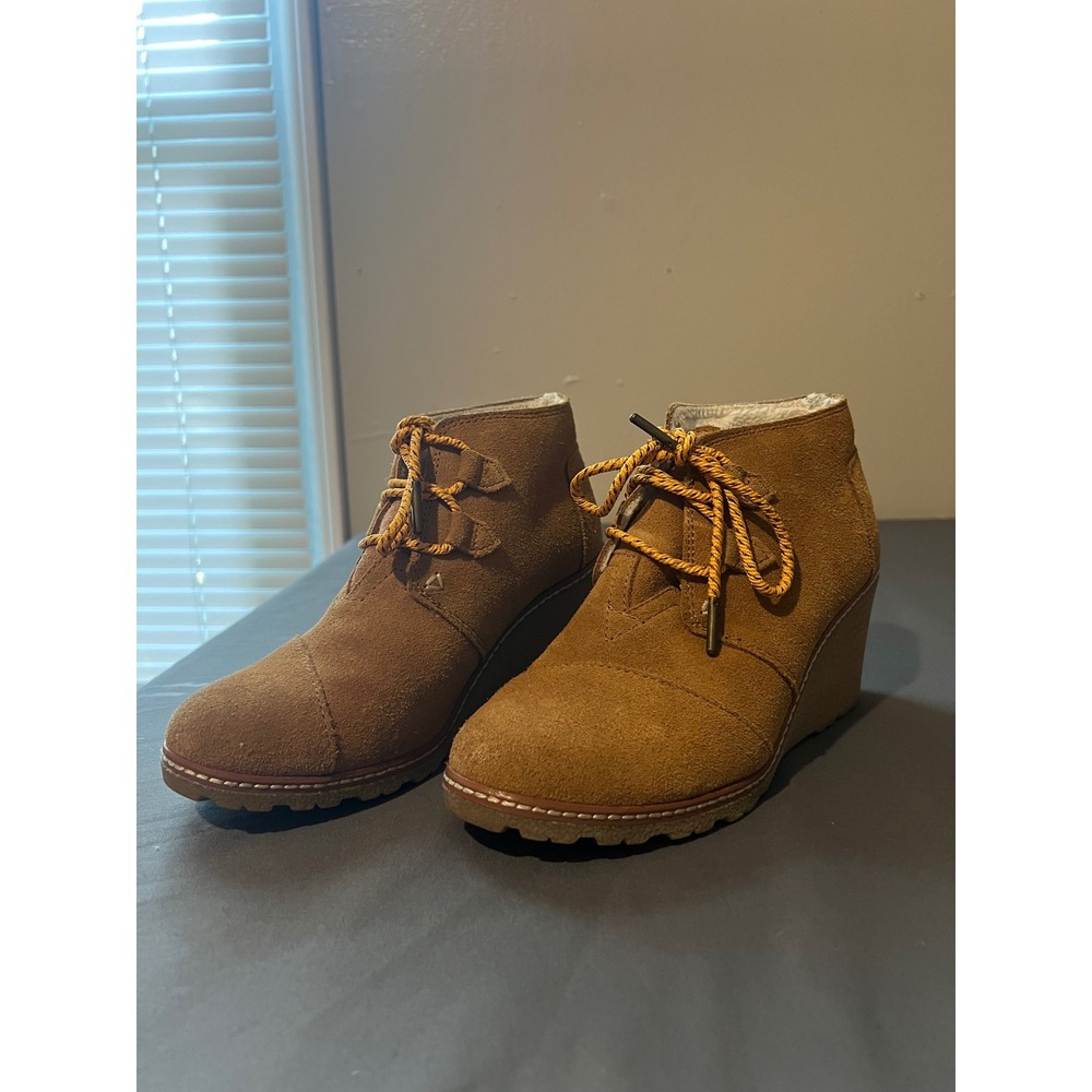 TOMS Desert Wedge Tan Suede Faux Fur Lined Lace Up Booties Womens‎ 6.5